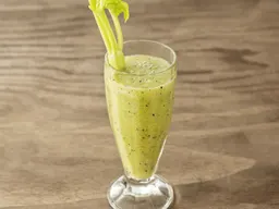 Bleekselderijsmoothie met fruit