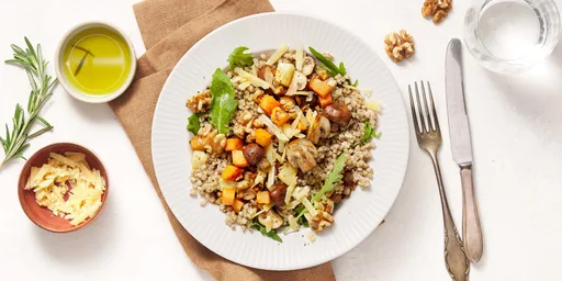Boekweit met kastanje champignons, zoete aardappel, knolselderij, walnoten en kruidenolie van Abma