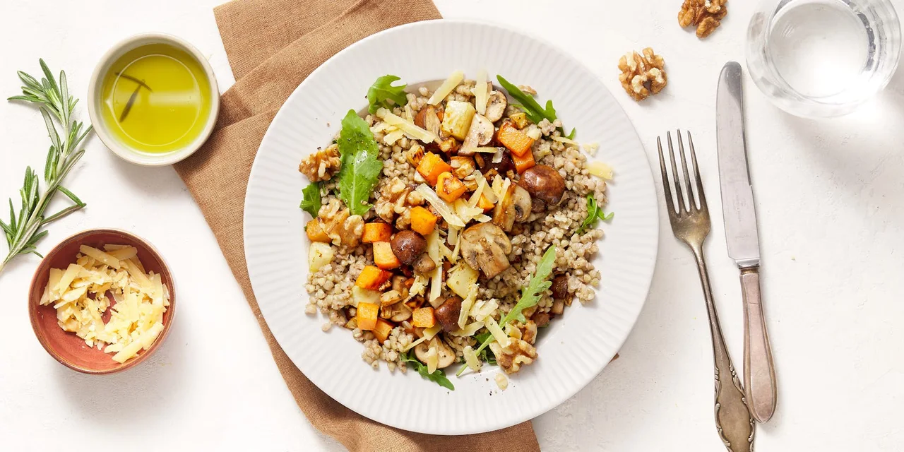 Boekweit met kastanje champignons, zoete aardappel, knolselderij, walnoten en kruidenolie van Abma