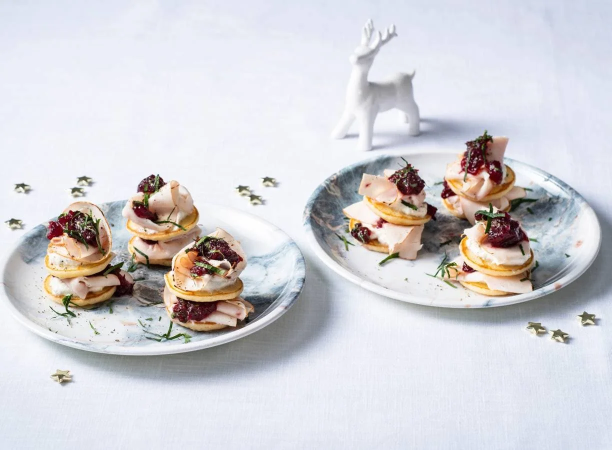 Blini’s met citroenricotta, kipfilet & cranberrysaus