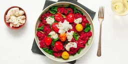 Bietenrisotto met geroosterde tomaatjes, spinazie en vegan mozzarella