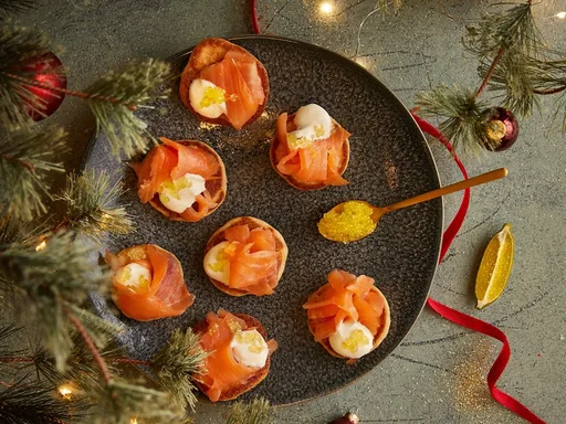 Blini's met gerookte zalm, zure room en citruskaviaar