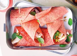 Bietentortilla met rode pesto, kipfilet en basilicum