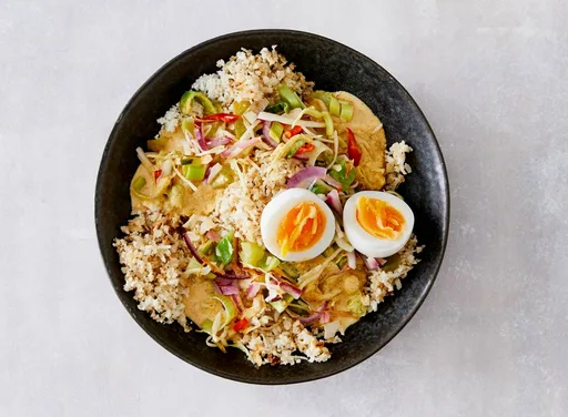 Bloemkoolrijst met groente, gele curry en ei