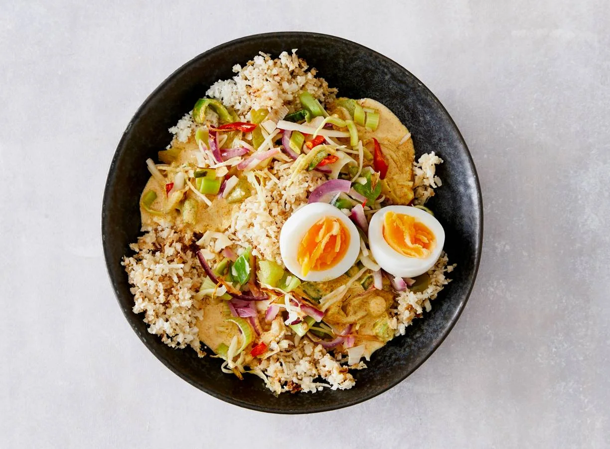 Bloemkoolrijst met groente, gele curry en ei