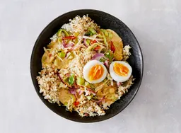 Bloemkoolrijst met groente, gele curry en ei