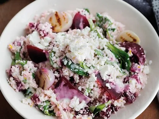 Bloemkoolcouscous met veldsla, feta en sinaasappeldressing