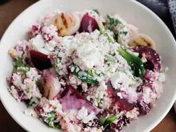 Bloemkoolcouscous met veldsla, feta en sinaasappeldressing