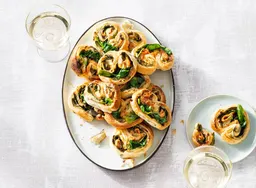 Bladerdeeghapje met zalm en spinazie