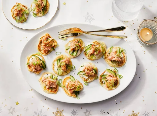 Blini's met bosui, warmgerookte zalm en crème fraîche
