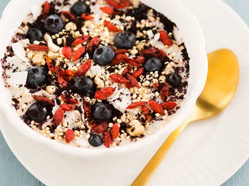 Acai bananentoetje met gojibessen en kokos