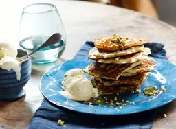 Boekweitpannenkoekjes met appel en pistachenoten.