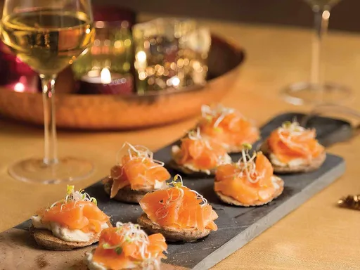 Boekweitblini's met hummus en gerookte zalm