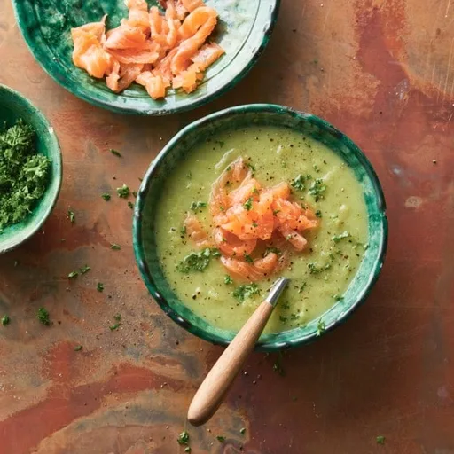 Aardappel prei soep met gerookte zalm