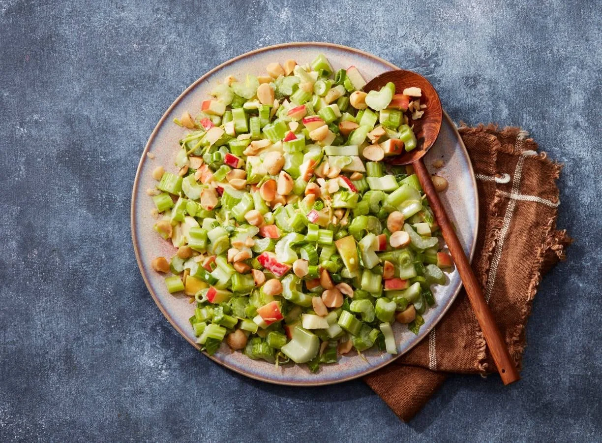Bleekselderij salade met appel en noten