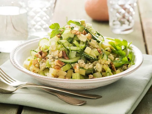 Bleekselderij-komkommersalade met blauwe kaas