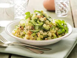 Bleekselderij-komkommersalade met blauwe kaas