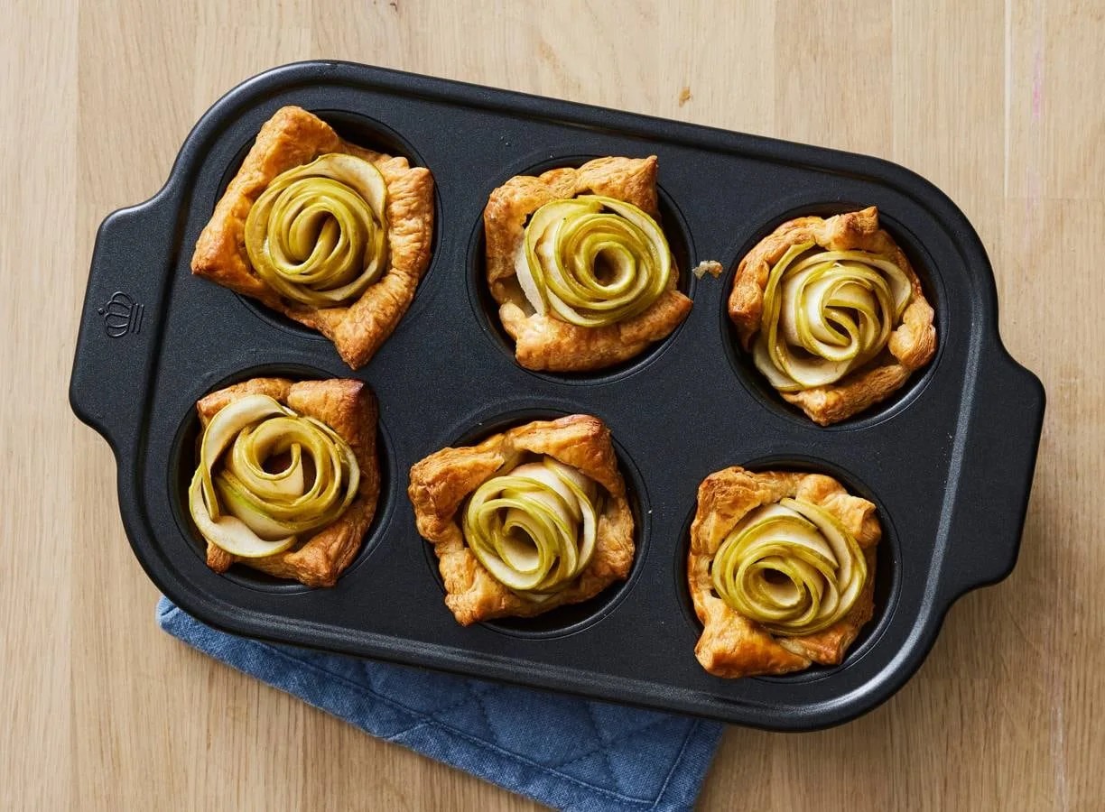 Bladerdeeghapjes met worst- en appelvulling
