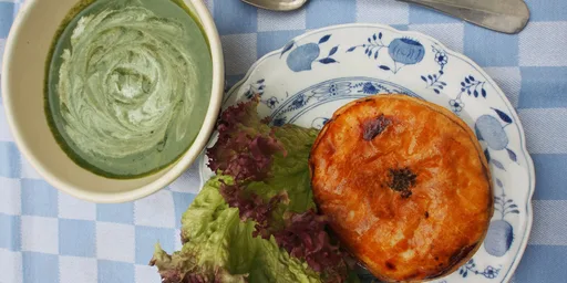 (Meat)pie met spinaziesoep en een salade van lollo rosso