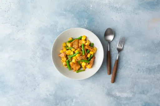 Aardappelroerbak met vegetarische kip, sperziebonen en sweet chilisaus