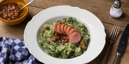 Boerenkoolstamp met spruitjes, rozemarijn-spekjesvinaigrette en een rookworstje