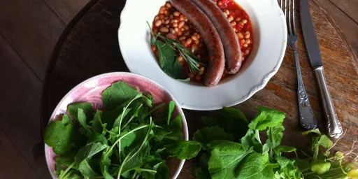 Bonenschotel met kalfsworst en raapstelensalade