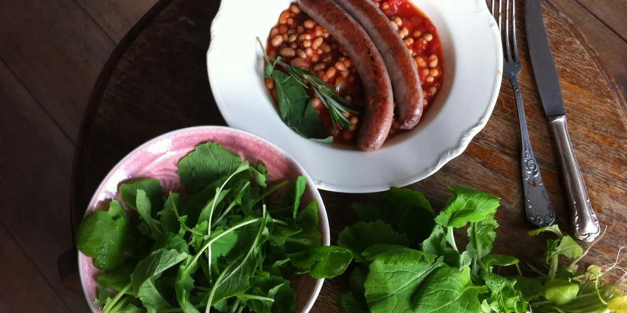 Bonenschotel met kalfsworst en raapstelensalade