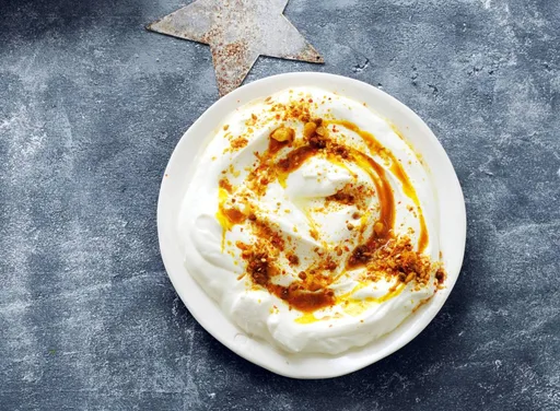 'Labneh' met hazelnoot en sesam