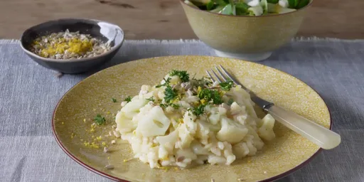 Bloemkoolrisotto met panko en een salade van veldsla, radijs en peer