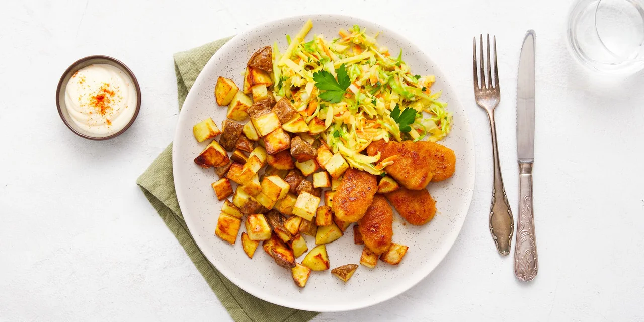 BOON Chilinuggets met friszoete coleslaw en gebakken Nicola aardappels