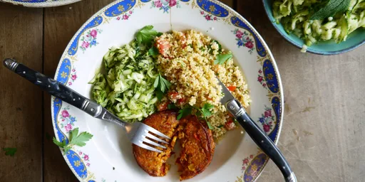 BOON chili balletjes met frisse courgette salade en couscous met tomaat en groene kruiden