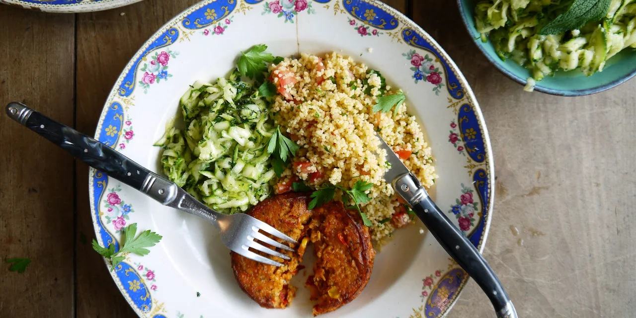 BOON chili balletjes met frisse courgette salade en couscous met tomaat en groene kruiden
