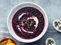 Bietensoep met pittige yoghurt en tijm.