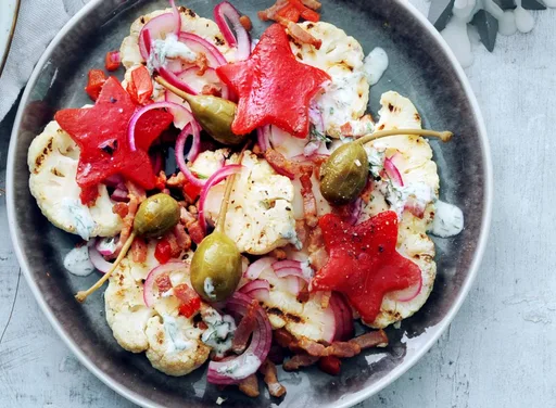 Bloemkoolsalade met spekjes en paprika