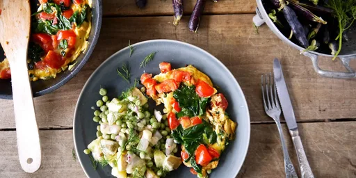 Aardappelsalade met kapucijners en meiraap met gevulde omelet