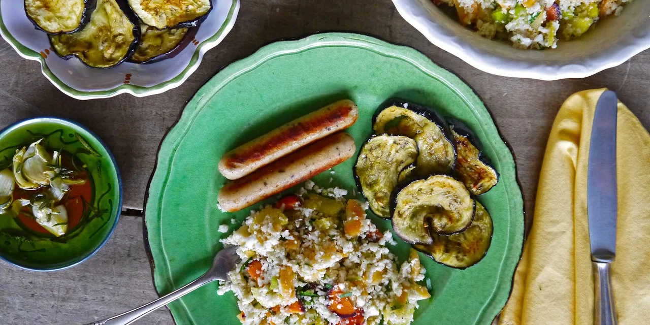 Bloemkoolcouscous met gekleurde wortels, aubergine, courgette en vega worst
