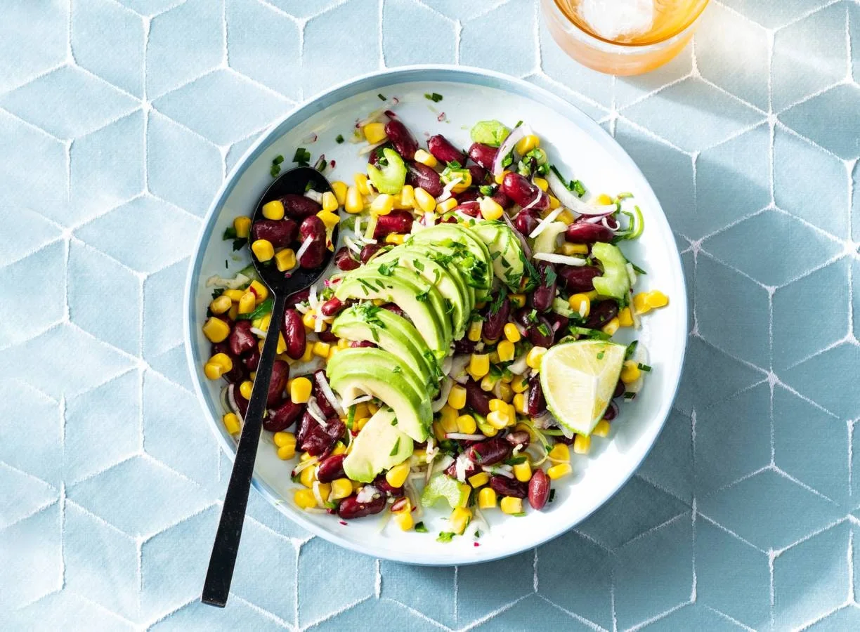 Bonensalade met avocado en honing-jalapeñodressing