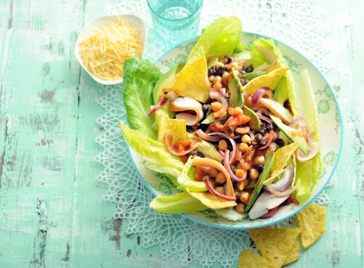 Bonensalade met kip en avocado