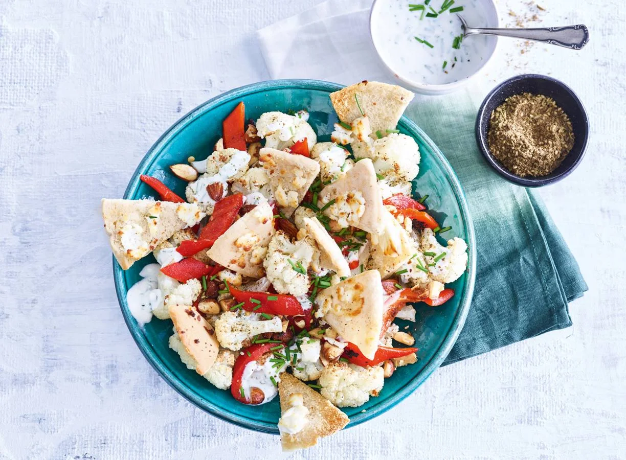 Bloemkool- pitasalade met za'atar en kaas