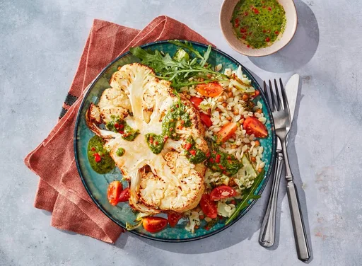 Bloemkoolsteaks met ansjovispesto en orzosalade