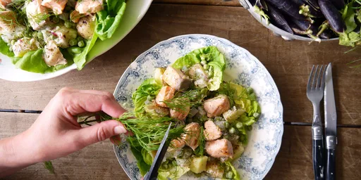 Aardappelsalade met kapucijners, meiraap, wilde venkel en zalm