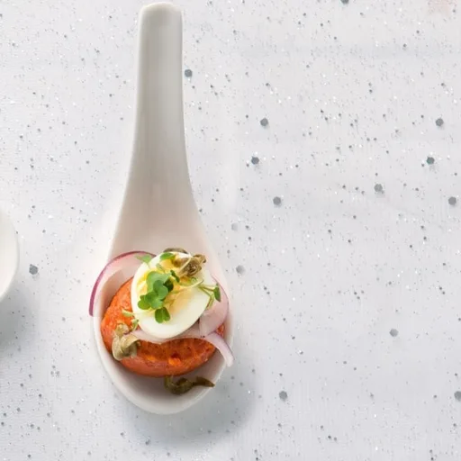 Amuselepel met filet americain en kwarteleitje