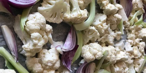 Bloemkoolsoep met baharat en gebakken uienringen
