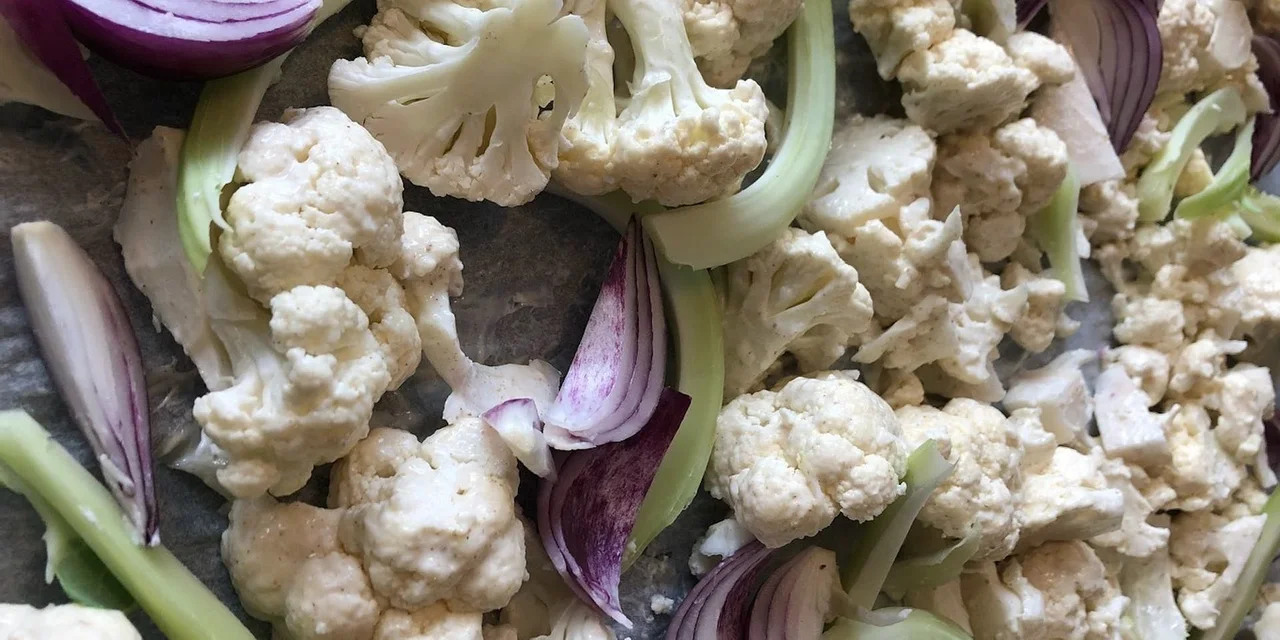 Bloemkoolsoep met baharat en gebakken uienringen