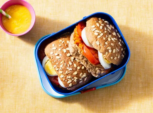 Bolletje met ei, paprikaspread en tomaat