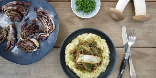 Aardappel-knolselderij puree met pulled koningsboleet en oesterzwam met geroosterde radicchio