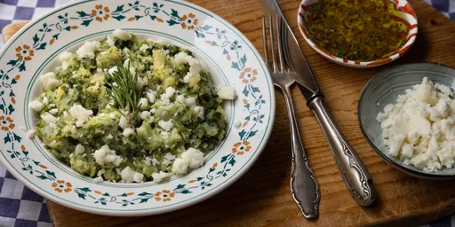 Boerenkoolstamp met spruitjes, rozemarijnvinaigrette en geitenkaas