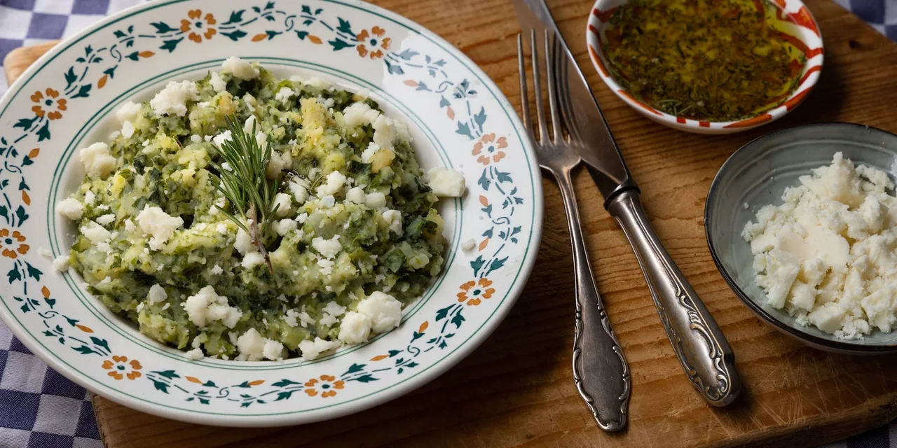 Boerenkoolstamp met spruitjes, rozemarijnvinaigrette en geitenkaas