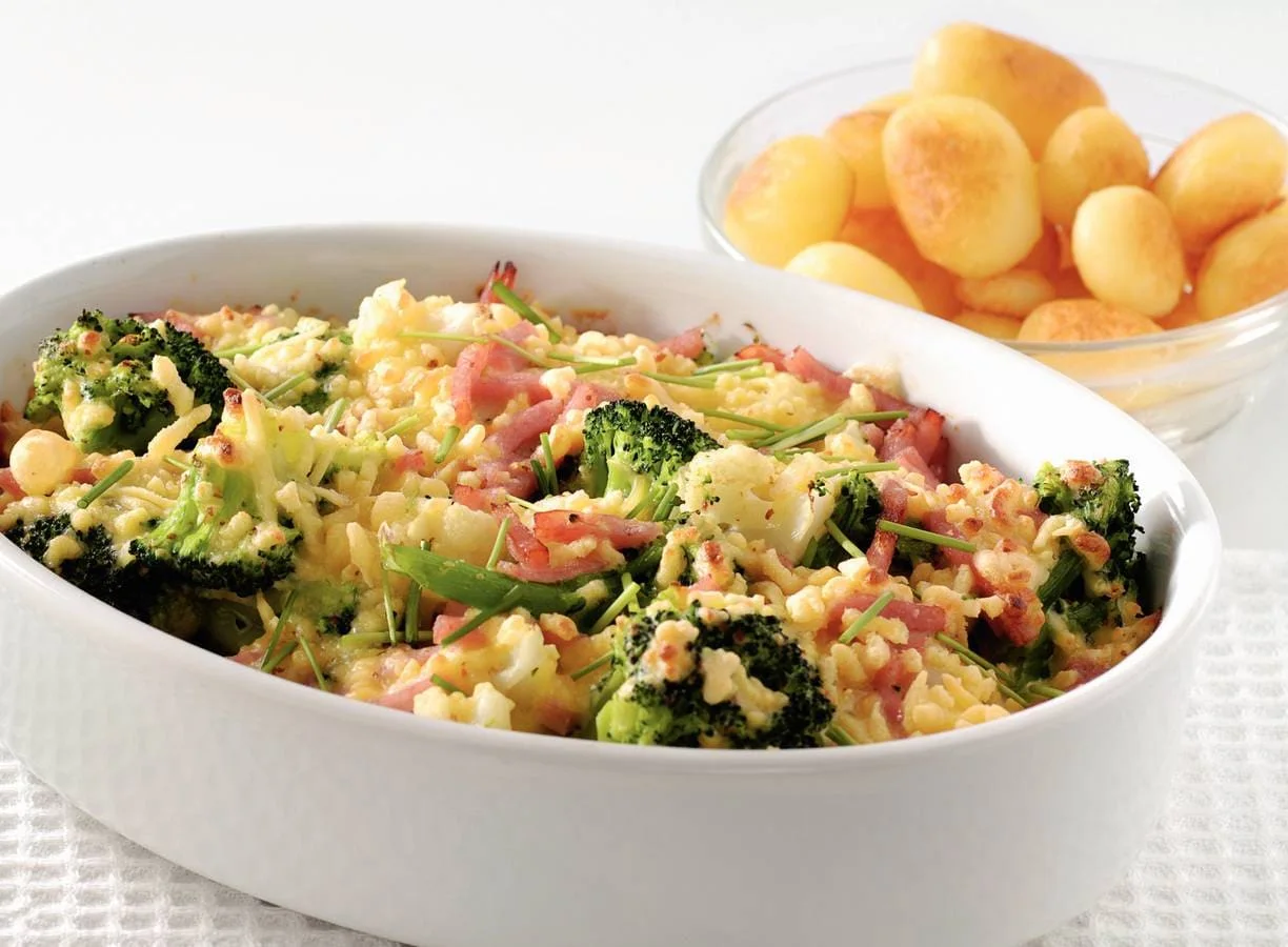 Bloemkool-broccolischotel met ham en kaas