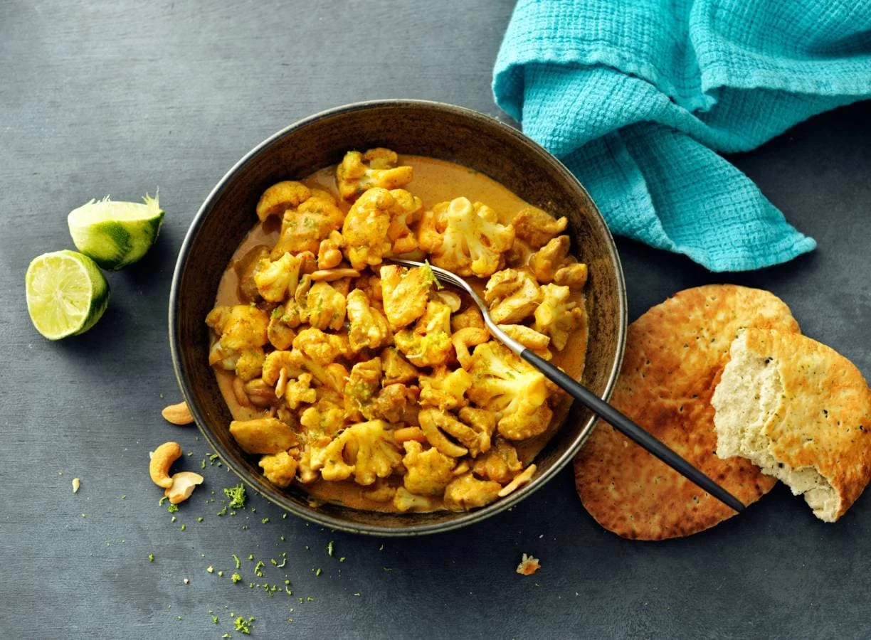 Bloemkool curry met kip en naanbrood